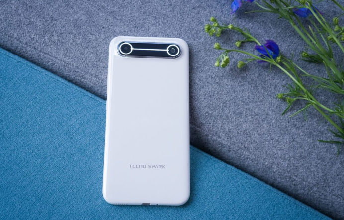 Концептуальный Tecno Spark Slim - фото с сайта производителя
