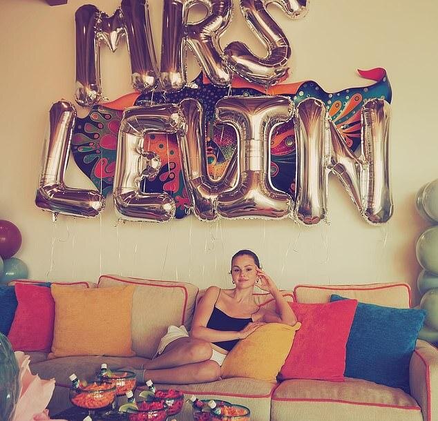 Его настоящая фамилия раскрылась, когда будущая невеста Селена Гомес позировала с шарами, гласящими «Миссис Левин»