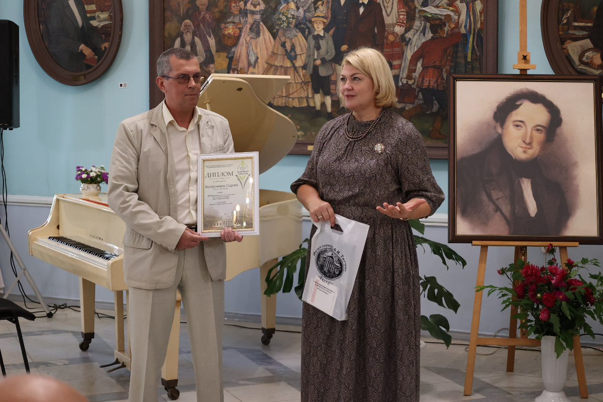 Сергей Колесников на вручении премий конкурса "Мыслящий тростник" в музее-заповеднике Ф. И. Тютчева "Овстуг". 