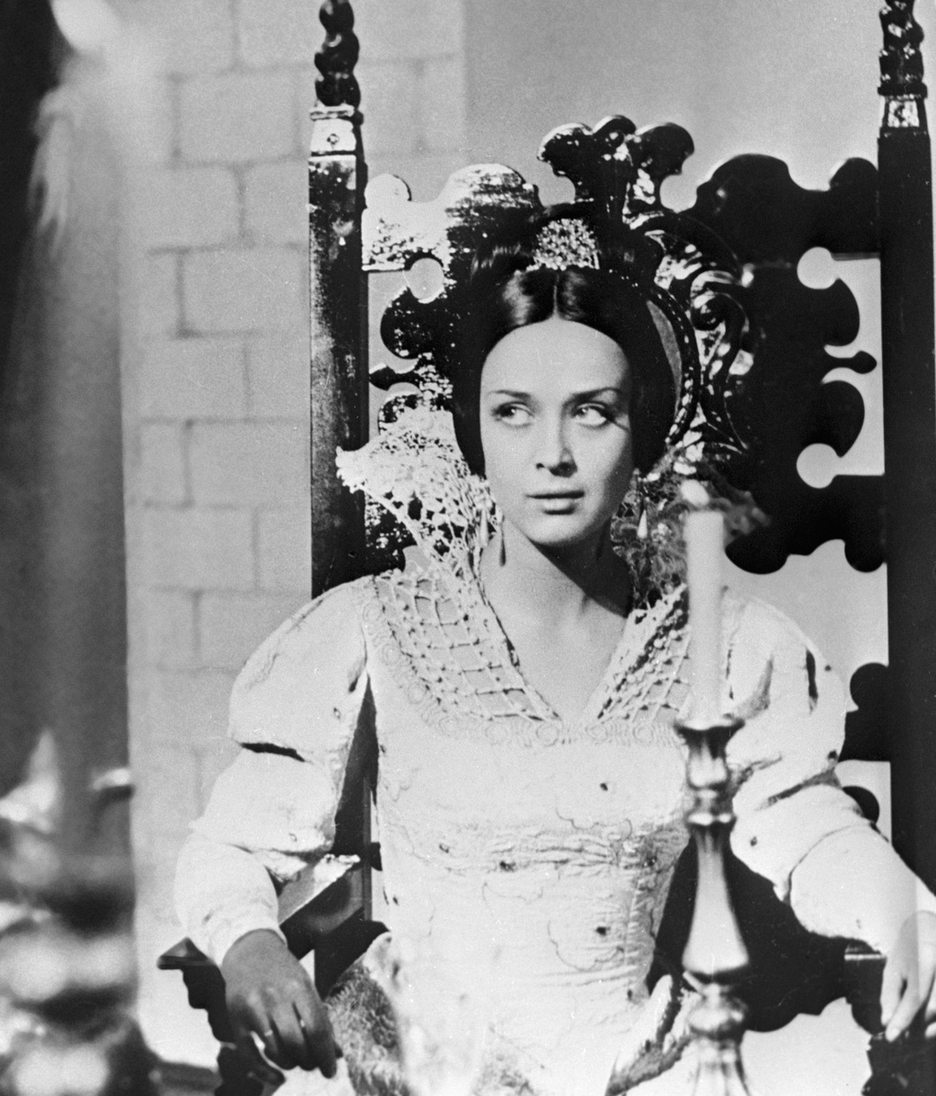    Печерникова получила актёрское образование в Школе-студии МХАТ, которую окончила в 1966 году. Тогда же вышел её кинодебют — фильм-опера «Каменный гость». Вокальные партии исполнила профессиональная певица Тамара Милашкина / РИА Новости