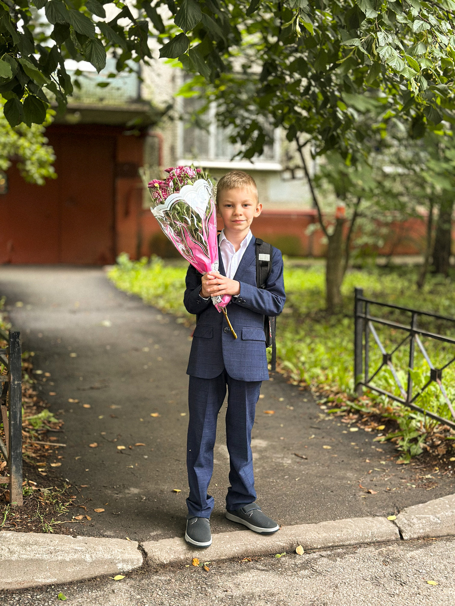 Первоклассник у подъезда