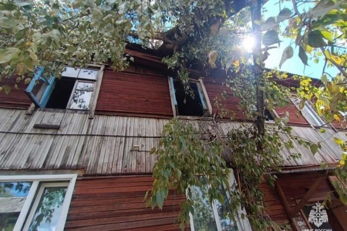 По внешнему виду этот барак давно следовало расселить и разобрать на дрова / Фото: МЧС России по Еврейской автономной области