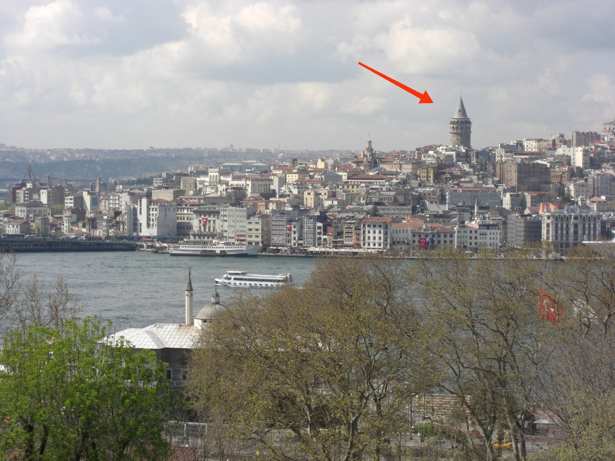 Бухта "Золотой Рог" в Стамбуле. По уверению моего приятеля, выросшего в этом славном историей городе, однажды один мастеровой сумел перелететь эту бухту, прыгнув воооон с той башни, что стрелкой обозначена. На своё несчастье он приземлился аккурат на территории дворца Султана. Откуда и сделано фото ( сейчас там музей) . Одним словом, башку отрубили сему возмутителю спокойствия, на долгие века затормозив развитие , было появившейся авиации