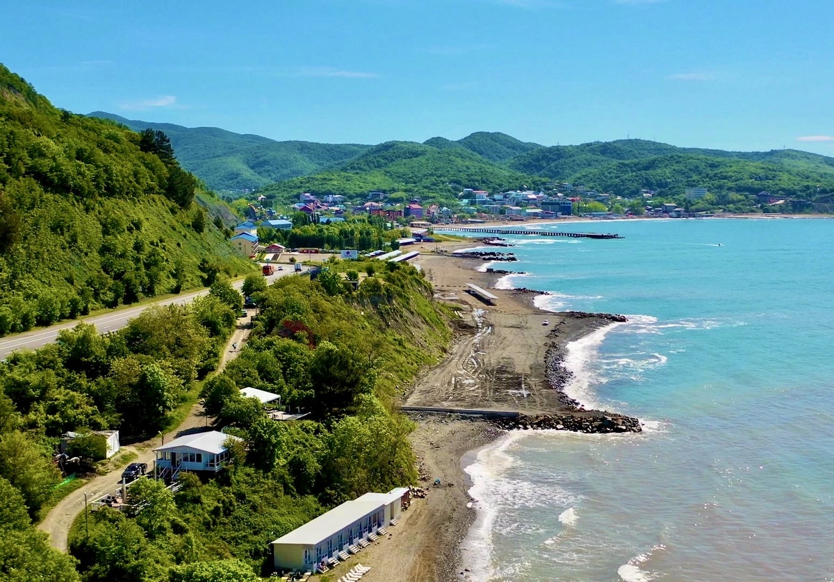 Те самые бунгало на фото посередине внизу