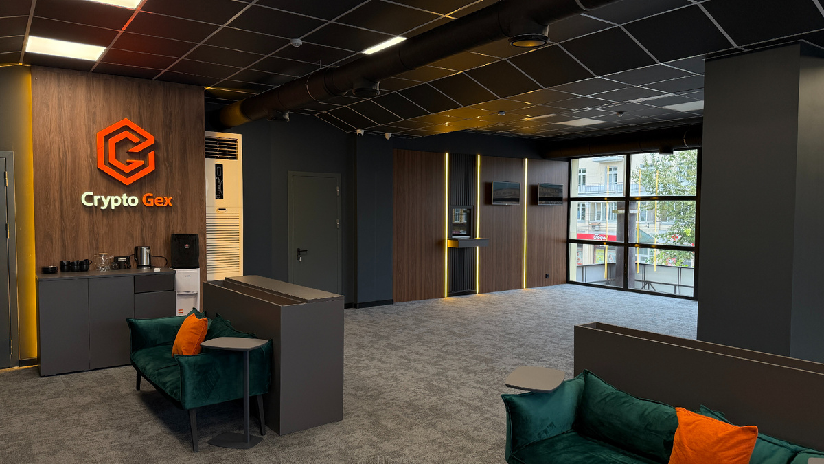 Открытие флагманского офиса Cryptogex в Пензе 
28 августа мы пригласили друзей и партнёров на открытие нашего офиса. Главным событием вечера стало выступление Дмитрия Цибизова — эксперта Лиги инвесторов и финансового советника.

О чём говорил Дмитрий:
 • что такое криптовалюта и блокчейн простыми словами;
 • как крипта уже используется в мире и в России (например, 30% операций в Сбере проходят через блокчейн);
 • почему сегодня крипта находится на этапе, сравнимом с банковскими картами в 2002 году — и за 3 года может стать массовым инструментом;
 • где крипта полезна прямо сейчас: переводы за границу, стейблкоины как «цифровой доллар», инвестиции;
 • зачем нужны обменники и почему важно выбирать сервисы с AML-проверкой;
 • какие риски есть при работе с российскими биржами и как их избежать.
Познакомиться с презентацией можно по ссылке: https://clck.ru/3NuQ2x

📍 Мы открыли офис, где можно обменять криптовалюту онлайн и офлайн, без очередей и с прозрачными комиссиями, г.Пенза, Театральный проезд, 2, 2 этаж. Ориентируйтесь на вывеску CrytpoGex
💡 Работает круглосуточно, а для VIP-клиентов доступны специальные условия: персональный менеджер, отдельный зал, курьерский обмен.