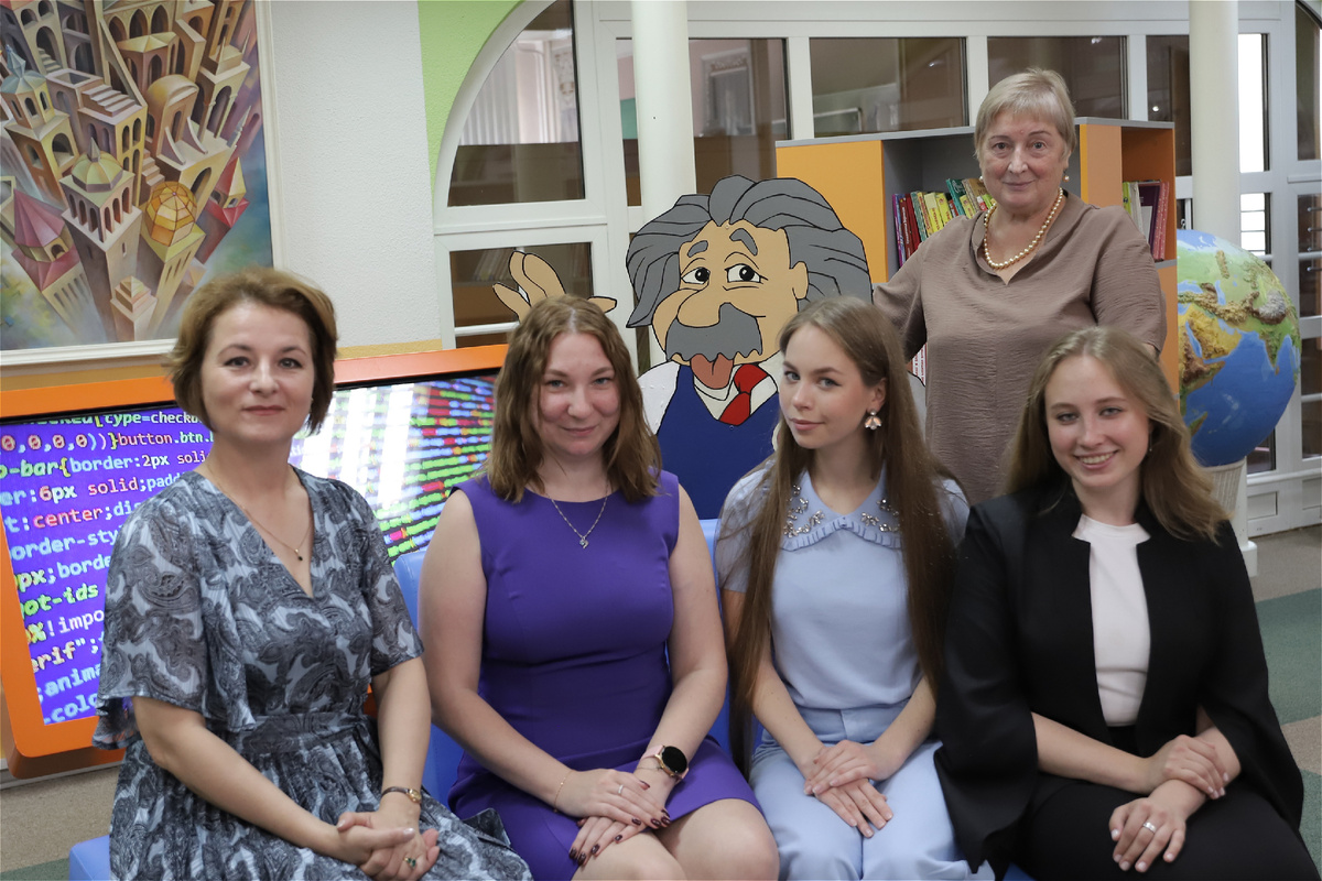 На фото: директор лицея №165 Наталья Созинова (на заднем плане) и учителя лицея (слева направо): физика - Светлана Кипяткова, информатика - Анна Вертинская, математика - Анфиса Комиссарова, химия - Надежда Ведерникова.