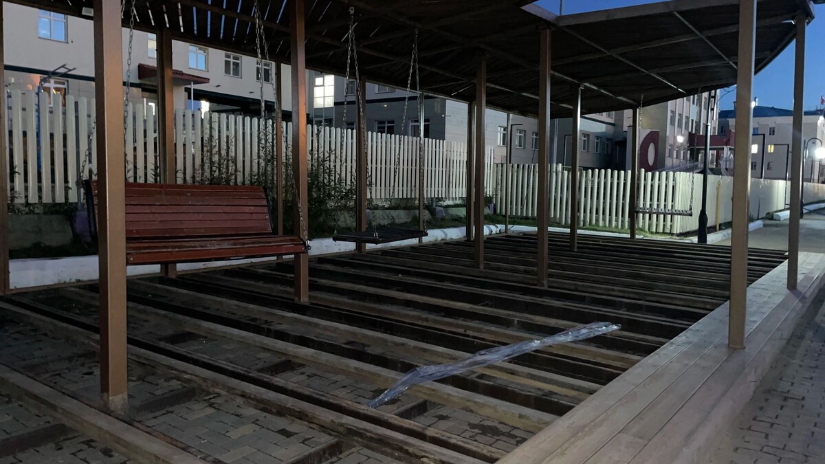    Ремонт зоны отдыха на улице Ленина напротив школы № 1. Фото: Карина Безносова / «Ямал-Медиа»