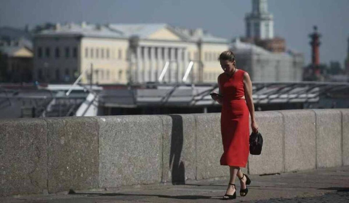     Девушка идет по набережной Петербурга. Источник: kp.ru Автор фото: Алексей Булатов