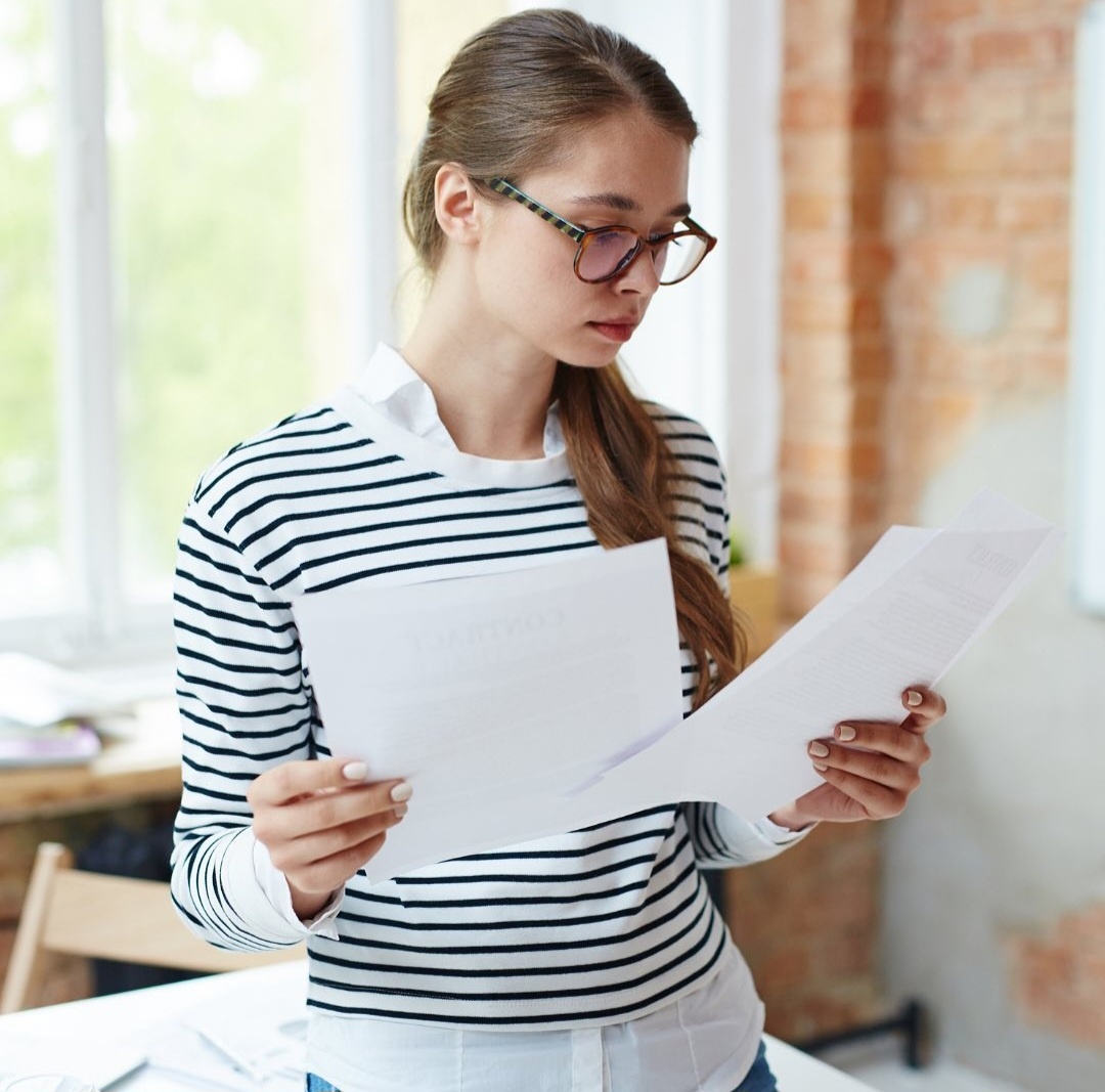   Всем привет!
  Продолжаю тему «Внедрение СЭД»💽
  Программа «Ефрат-документооборот» помогла решить считаю многие проблемы:
💢регистрации документов (писем, приказов и распоряжений, протоколов, доверенностей);
💢ознакомления с документами (с письмами, приказами, распоряжениями, протоколами);
💢контроль за исполнением документов (входящих, приказов, протоколов);
💢быстрого поиска любых документов по определенным параметрам;
💢связывания документов между собой (проследить цепочку связей ответ-запрос).
💾Но в этой программе не было встроенного модуля «Архив», куда было бы возможно «заархивировать» электронные версии документов, создать электронный архив.📩
  На данный момент СЭД очень много:
📀ДЕЛО
💿Directum 
📀1С
💿PayDox 
  Принцип работы в них одинаков:
✴️есть регистрационная карточка документа с полями, которые необходимо заполнить;
✴️затем необходимо (входящий документ) направить на рассмотрение руководителю;
✴️подготовить исходящих документ (в системе), согласовать и отправить на регистрацию и в другую организацию.
  Ну и многое другое)))
👩Я думаю с внедрением электронных технологий в делопроизводство существенно разгрузили нашу работу.
❓Если есть вопросы пиши в комментариях, помогу, расскажу «на пальцах»)))
#специалистдоу
#документы
#создатьдокумент
