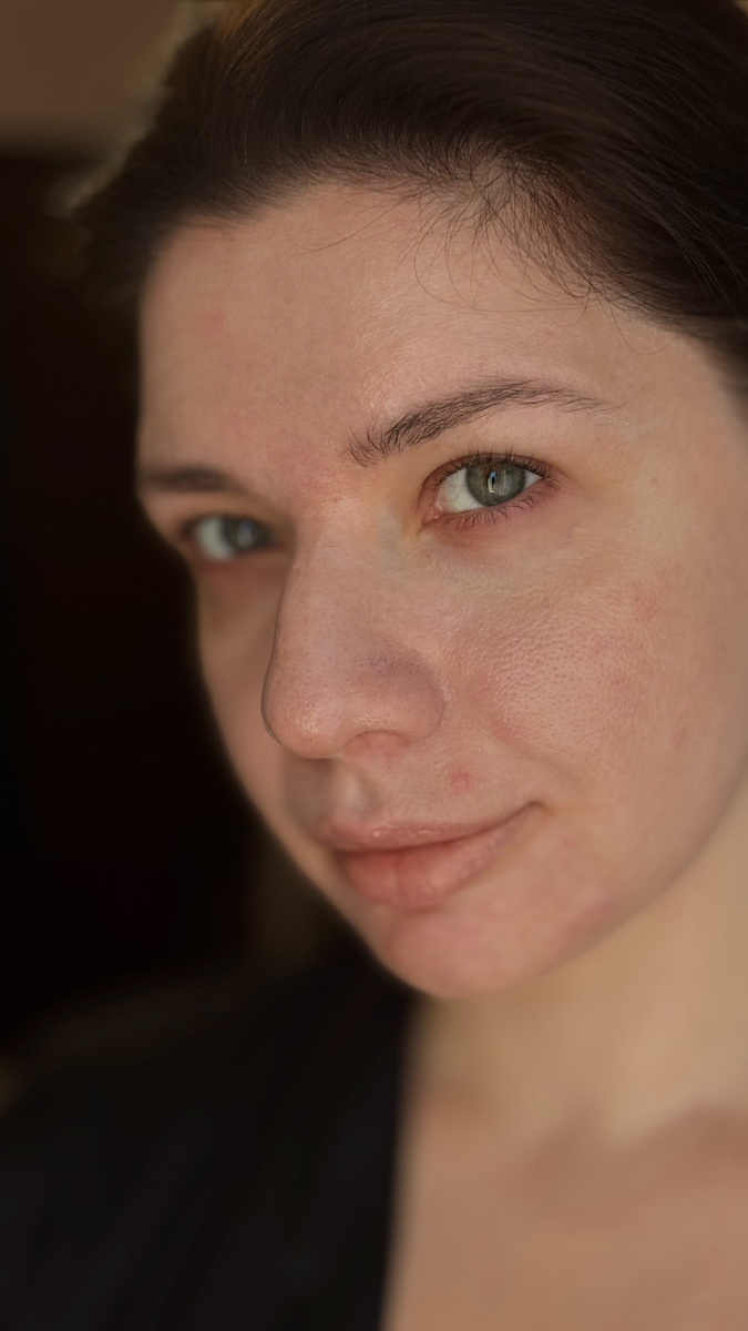 Разводы на носу -spf. Не досмотрела при фото. 