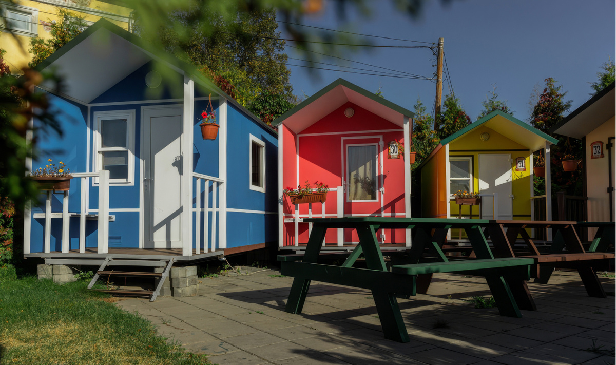 Эти яркие дома напоминают европейские кемпинги, где все рады друг другу.

