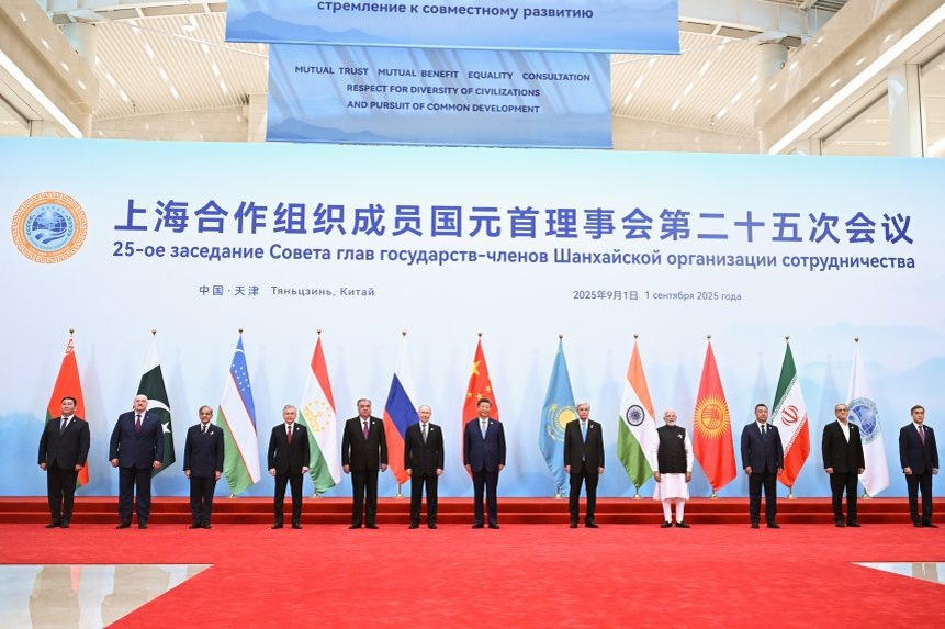 Китай. Тяньцзинь. Совместное фотографирование глав делегаций-участников заседания Совета глав государств-членов ШОС. Сергей Бобылев/POOL/ТАСС