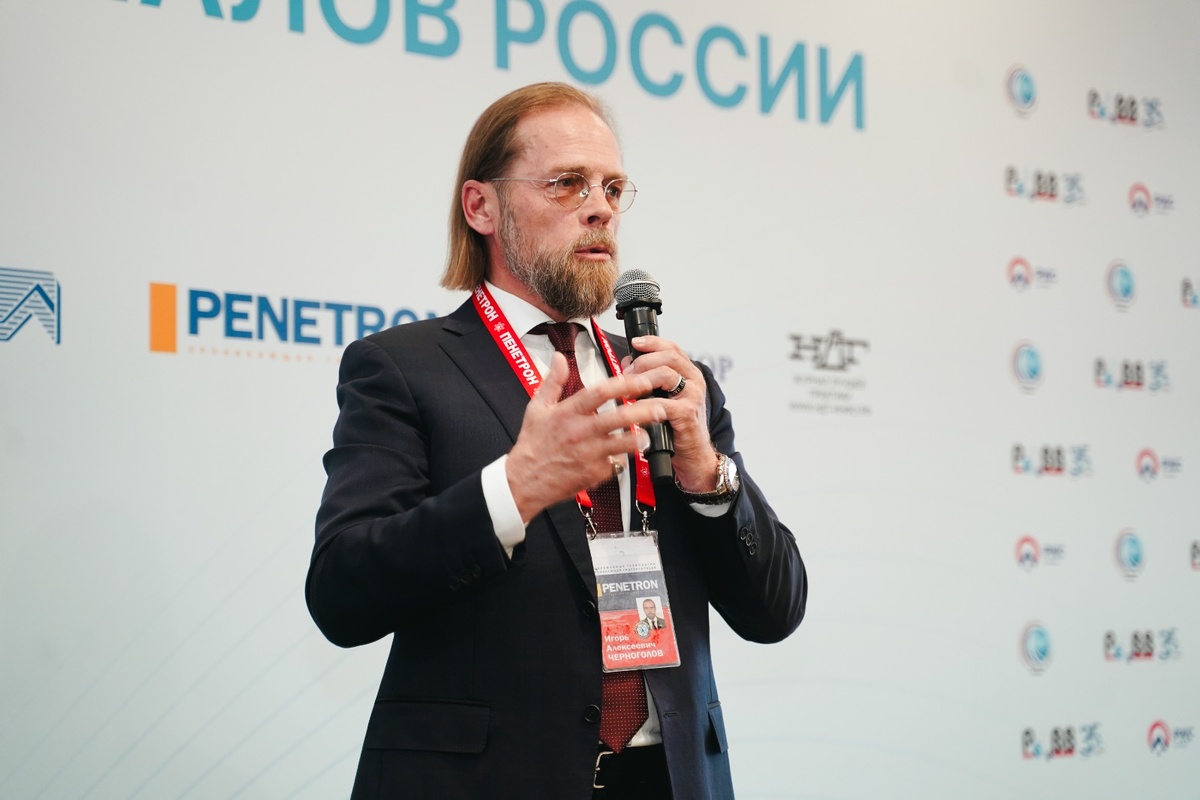 Глава ГК «Пенетрон» Игорь Черноголов произносит приветственную речь на конференции водоканалов