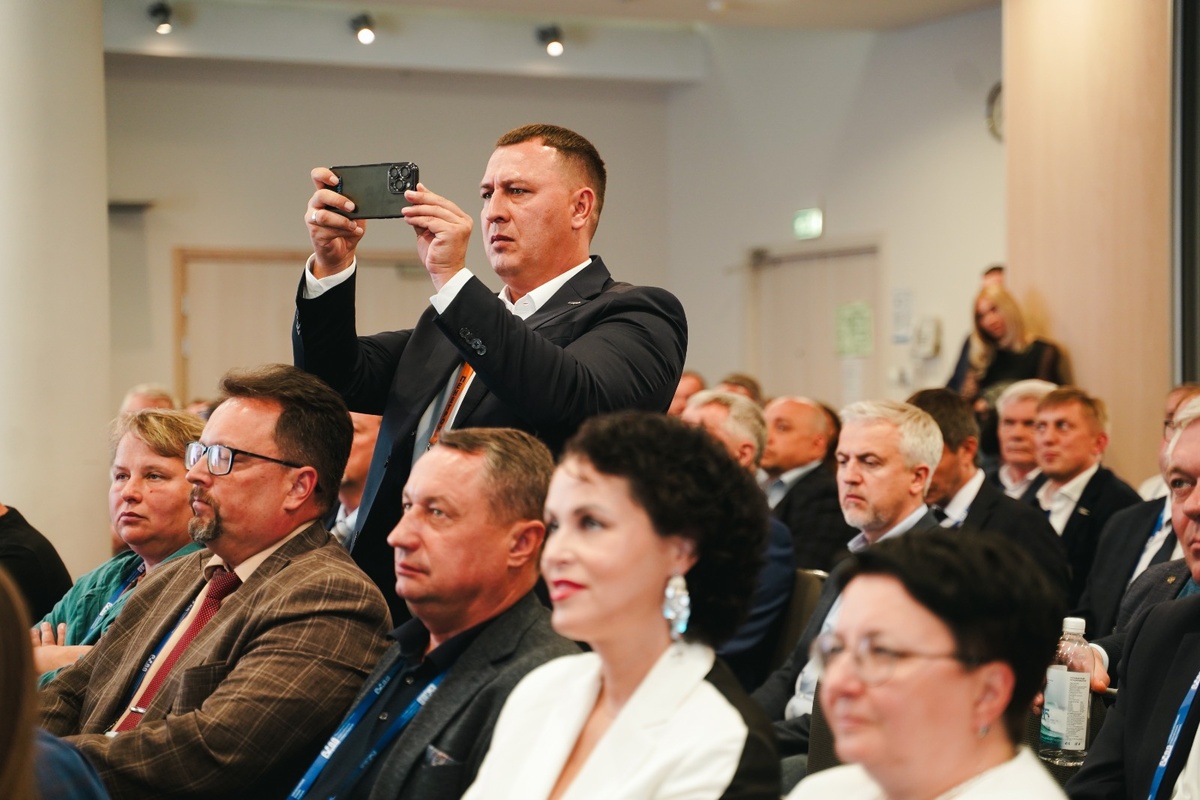 Директор по развитию ГК «Пенетрон» Павел Сальников фиксирует мое выступление на кинопленку