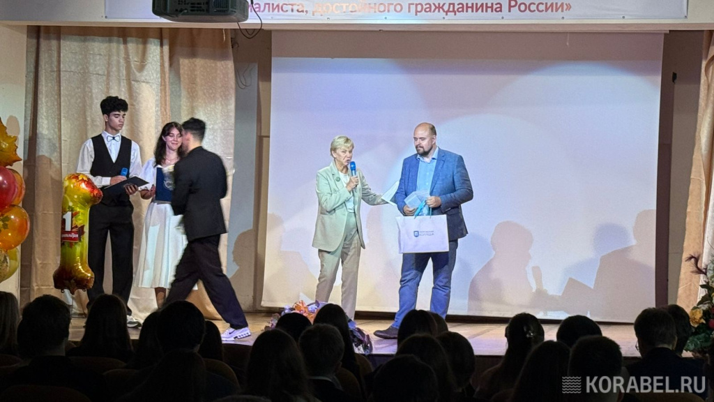 Начальник отдела обучения и развития персонала АО "Адмиралтейские верфи" ОСК Юрий Комин приветсвовал первокурсников/ Фото: Корабел.ру  📷
