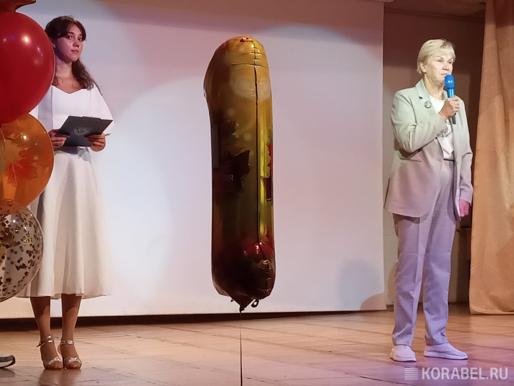 Директор Петровского колледжа Елена Васина напутствовала первокурсников / Фото: Корабел.ру  📷
