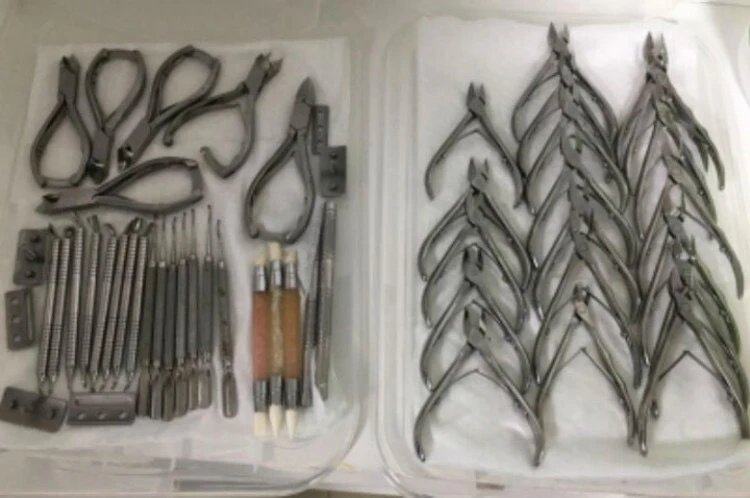 Инструменты, которыми пользовалась Леди Коготок. Фото: СУ СКР по Хабаровскому краю и ЕАО
