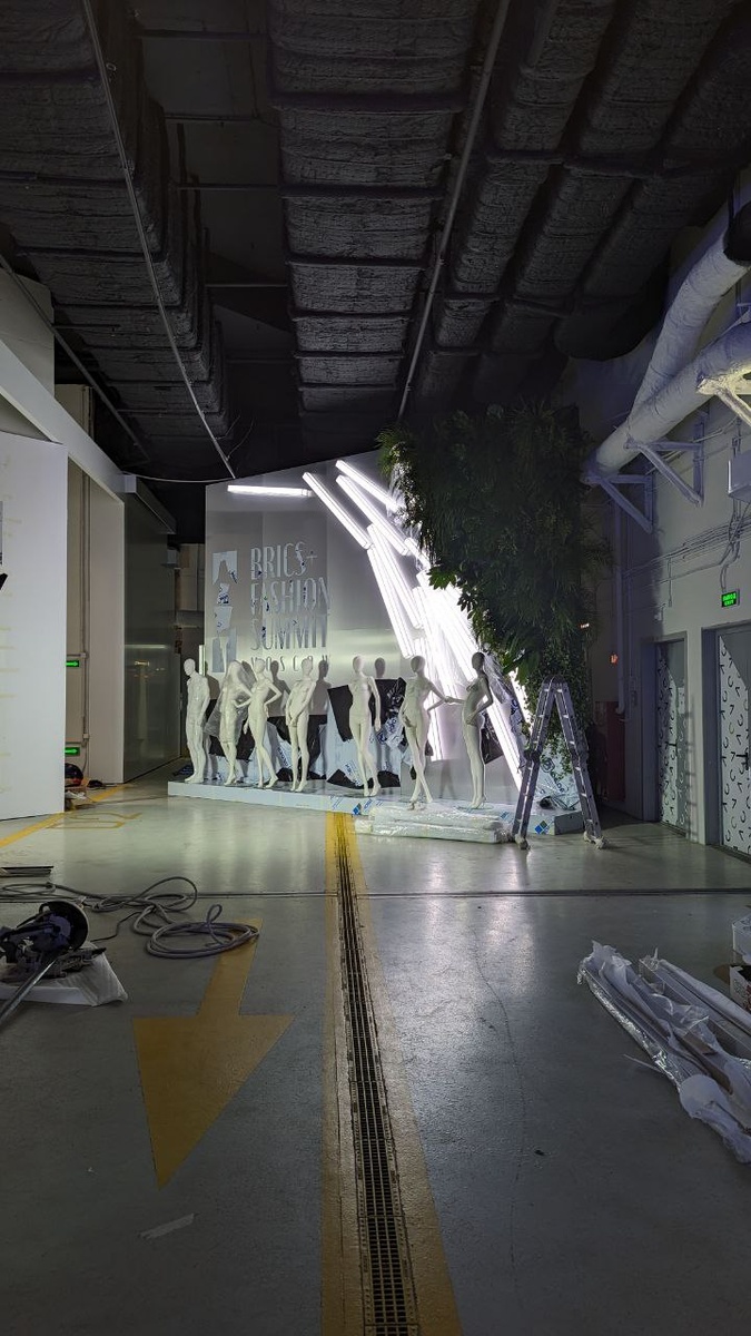 Голые стены "Зарядья" 27 ноября 2023 года. До старта около восьми часов