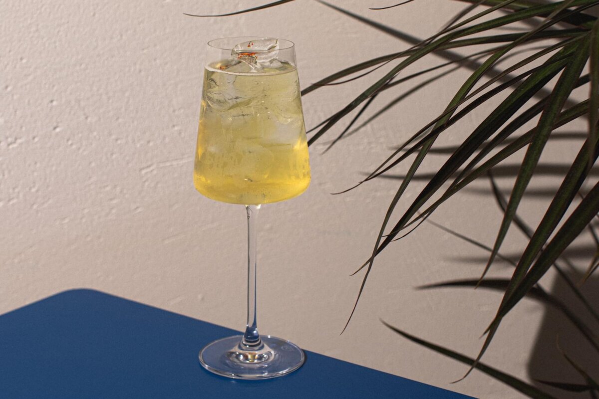 За барную карту сети Dizengof/99 отвечает шеф-бармен Светлана Мусатова. Она предлагает авторский свежий цветочно-абрикосовый Osmanthus Spritz с характерной кислинкой. Цветы османтуса и ферментированный лист дикой вишни нагревают методом су-вид при низких температурах, такой метод позволяет сохранить структуру вкуса и вытащить ароматические масла. Ещё в составе коктейля бутоны жасмина, джин и игристое.