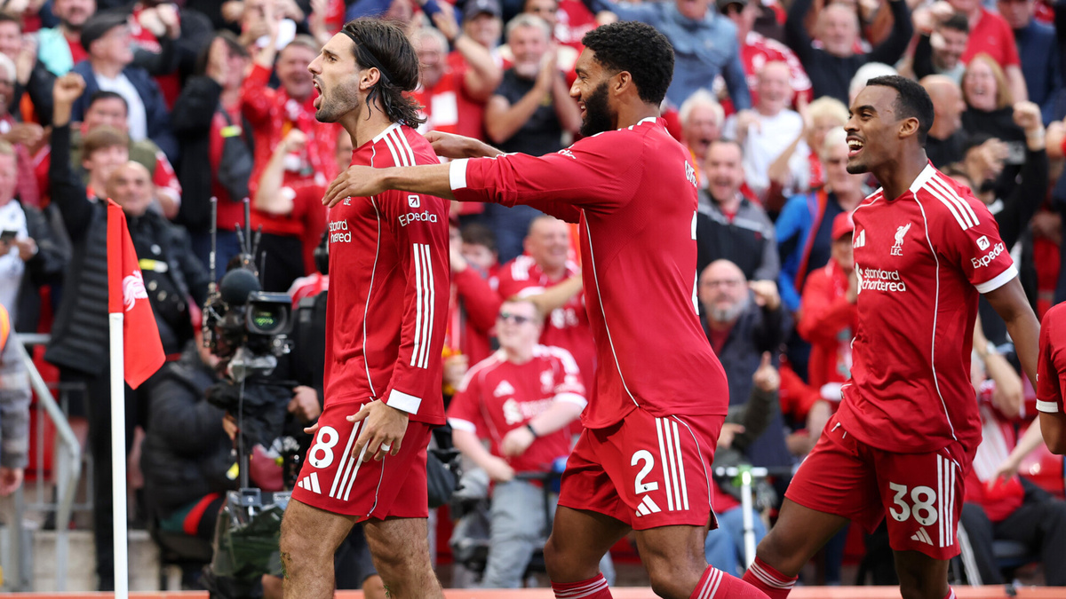 Доминик Собослаи и футболисты «Ливерпуля» / Фото: © Carl Recine / Staff / Getty Images Sport / Gettyimages.ru