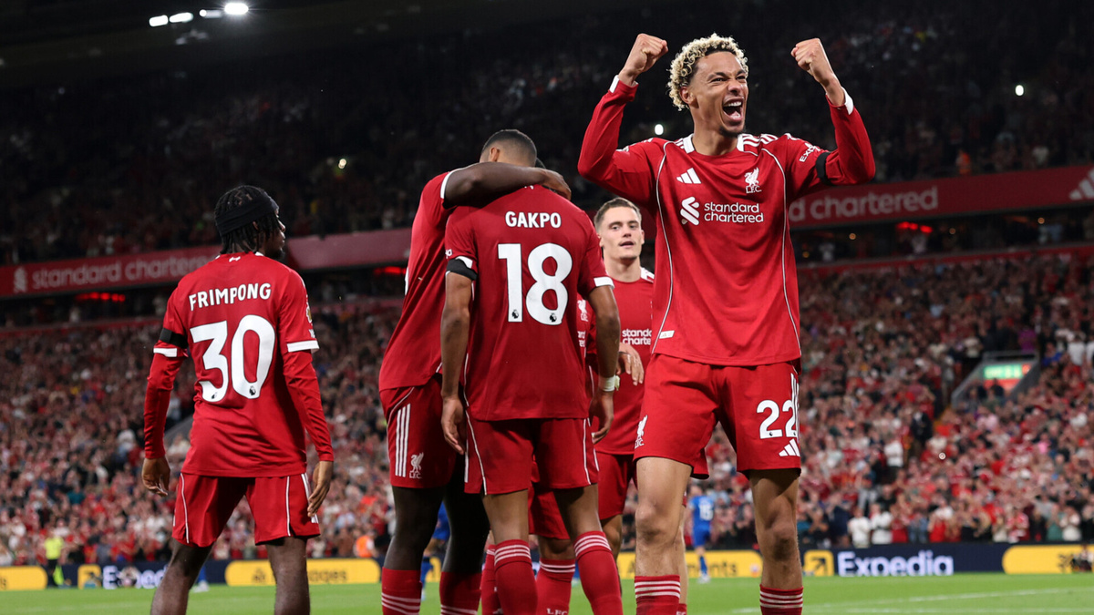 Уго Экитике и футболисты «Ливерпуля» / Фото: © Michael Steele / Staff / Getty Images Sport / Gettyimages.ru