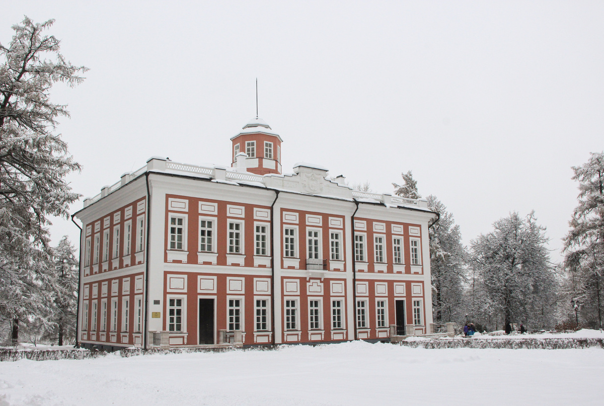 Дворец Годуновых – это сердце усадьбы. Построенный в эпоху правления Бориса Годунова, он воплощал в себе мощь и величие царской власти. Массивные стены, высокие окна, шатровая крыша – все это говорит о том, что здесь жил человек, обладавший неограниченной властью.