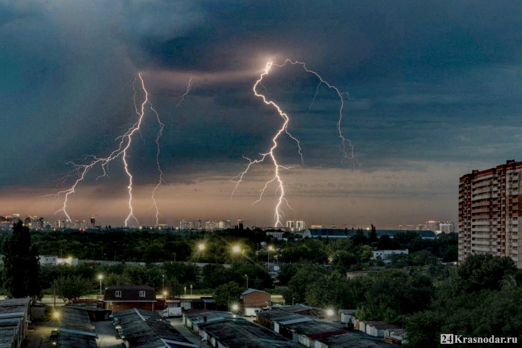 Реальная гроза над Краснодаром. Фото из новостной группы