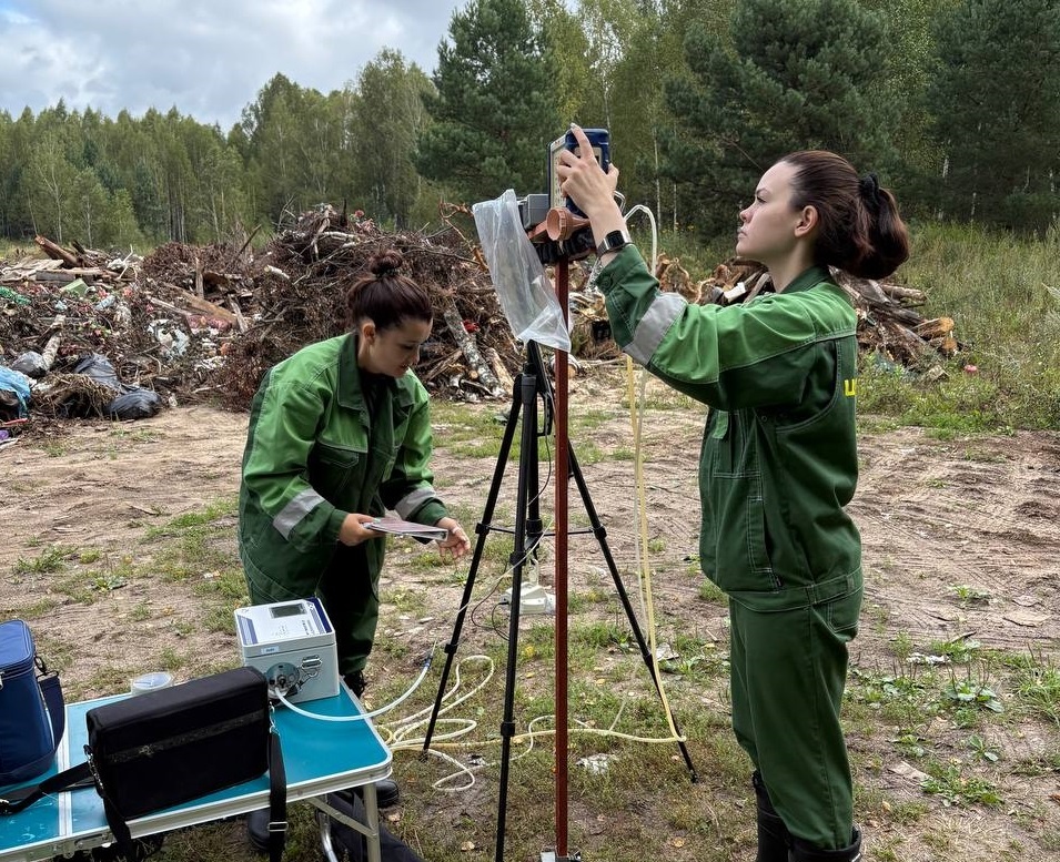    Свалка со всех сторон окружена лесом