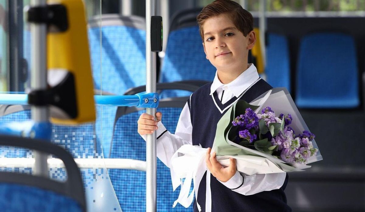     Школьник в автобусе. Источник: mos.ru Автор фото: Пресс-служба Мэра и Правительства Москвы