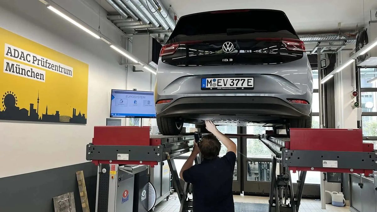    За год автомобильная отрасль в Германии потеряла более 51 тысячи рабочих мест