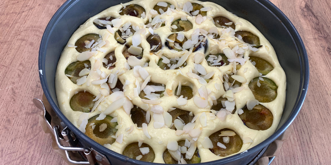 Домашний пирог со сливами – простой рецепт на каждый день