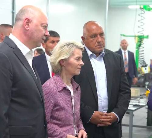   Урсула фон дер Ляйен на военном заводе в Болгарии. Фото: стоп-кадр видео в соцсетях главы ЕК