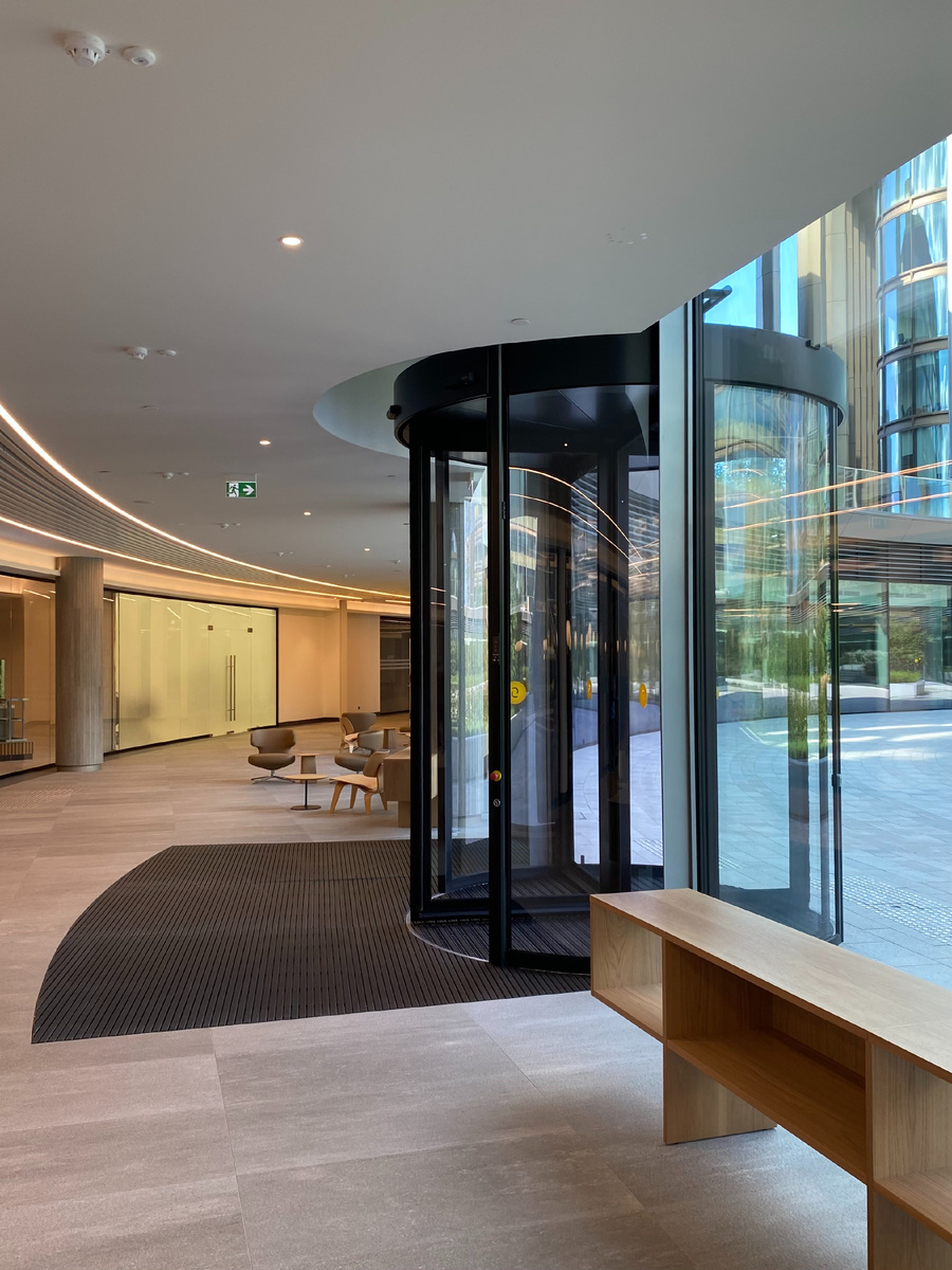 Карусельная дверь Edora ED100 на объекте в Москве (2024 год)