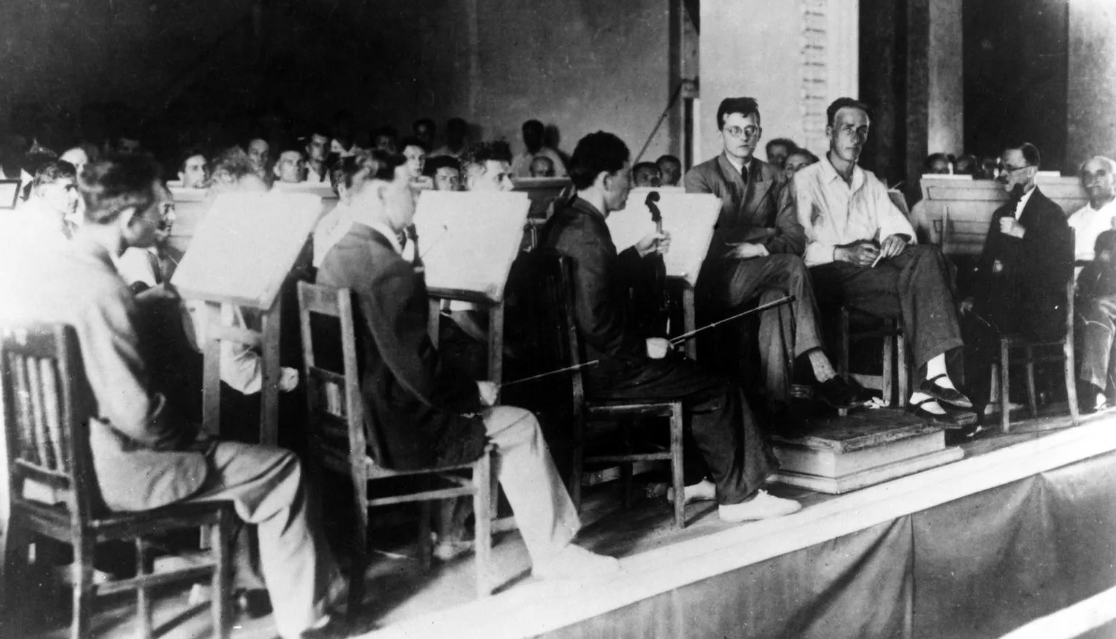 Дмитрий Шостакович с оркестром Ленинградской филармонии, фотограф неизвестен/www.globallookpress.com