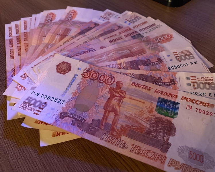     Курянин потерял более 300 тысяч рублей после знакомства в интернете