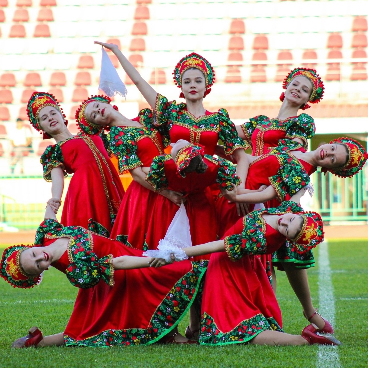 Первый тайм отчетного матча болельщикам запомнится надолго! Как и вот эти лискинские девушки!