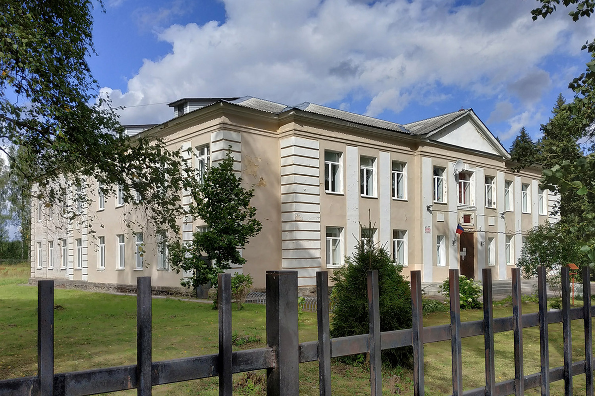 Школа проекта 221 в Кобринском Ленинградской области. Фото - https://domophoto.ru/photo/203521