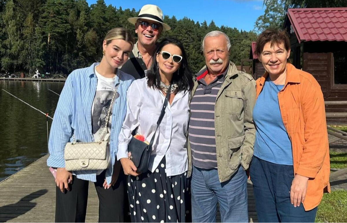    Екатерина Стриженова с мужем и дочкой рядом с Леонидом Якубовичем и его женой Мариной. Фото: тг-канал Екатерины Стриженовой