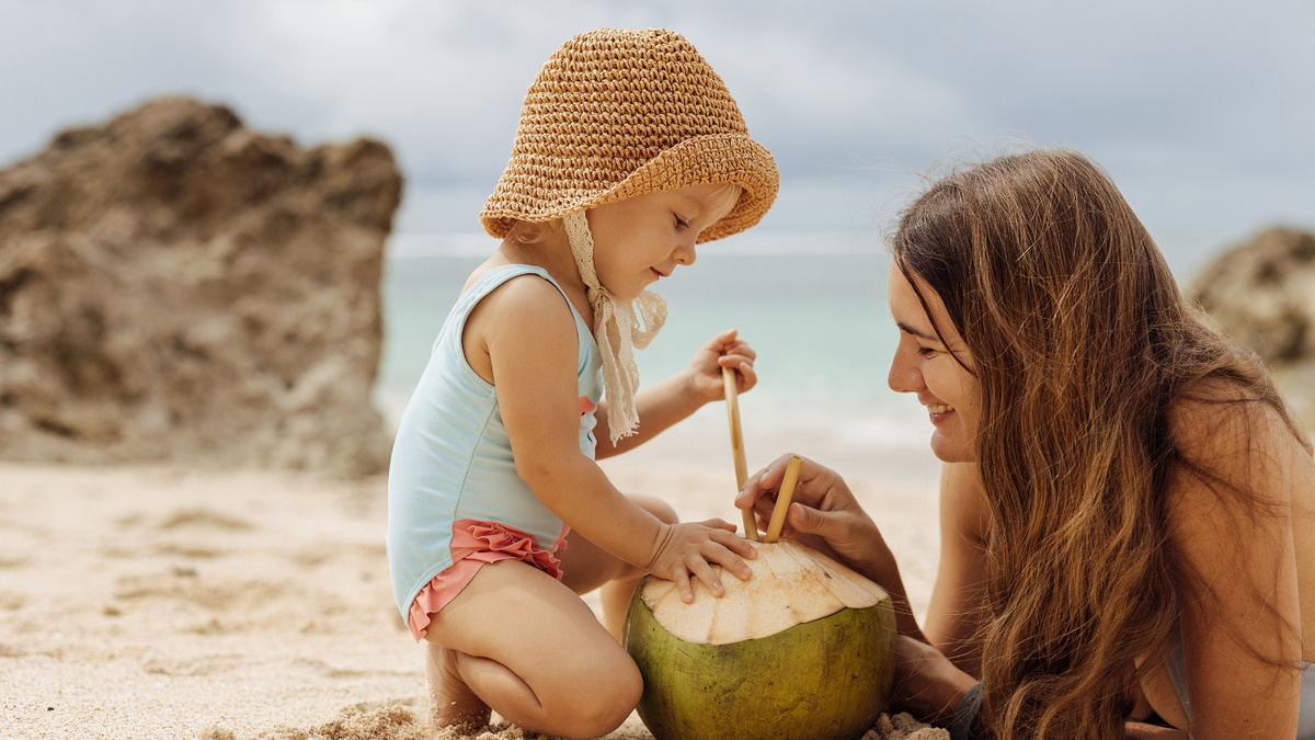     Фото: PhotoSunnyDays/Shuttestock/FOTODOM Кокосовое молоко и кокосовая вода — это совершенно разные жидкости
