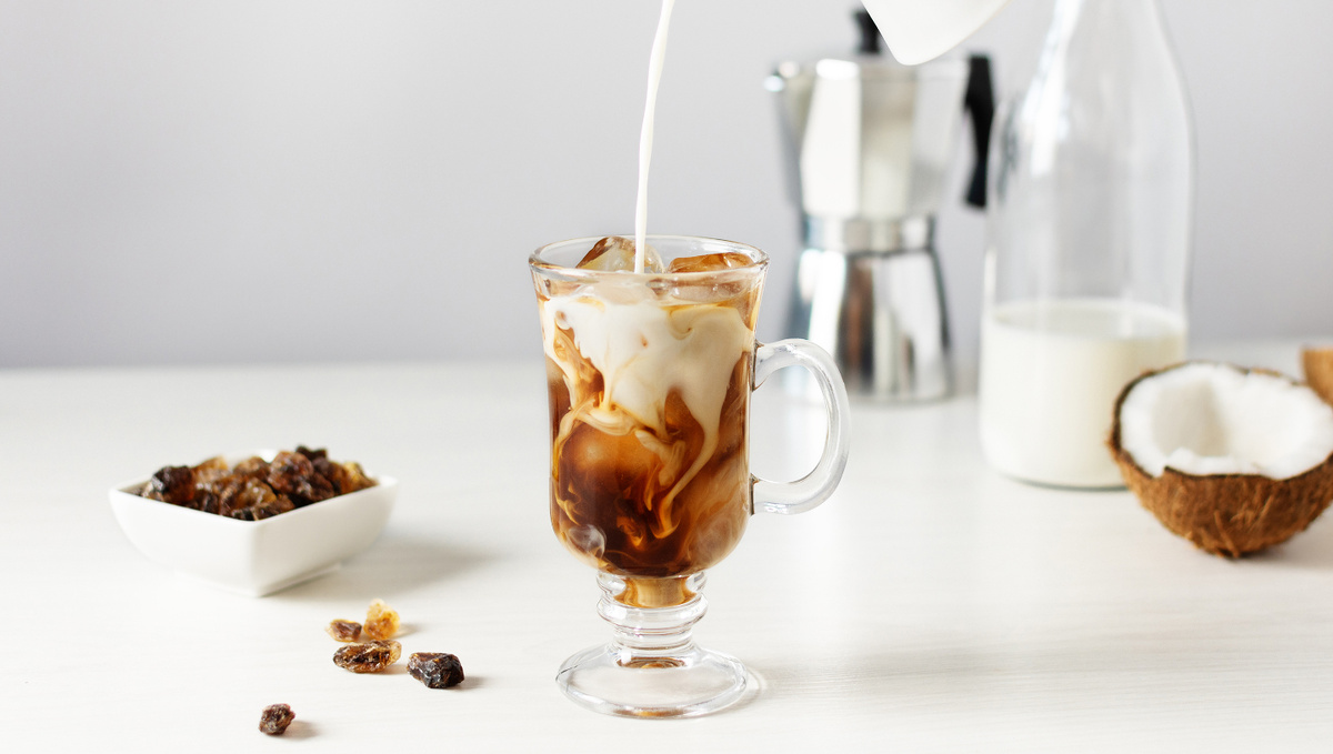     Фото: Inna Dodor/Shutterstock/FOTODOM Кокосовое молоко богато антиоксидантами, такими как витамин Е, а значит, помогает замедлить процесс старения и укрепить иммунитет