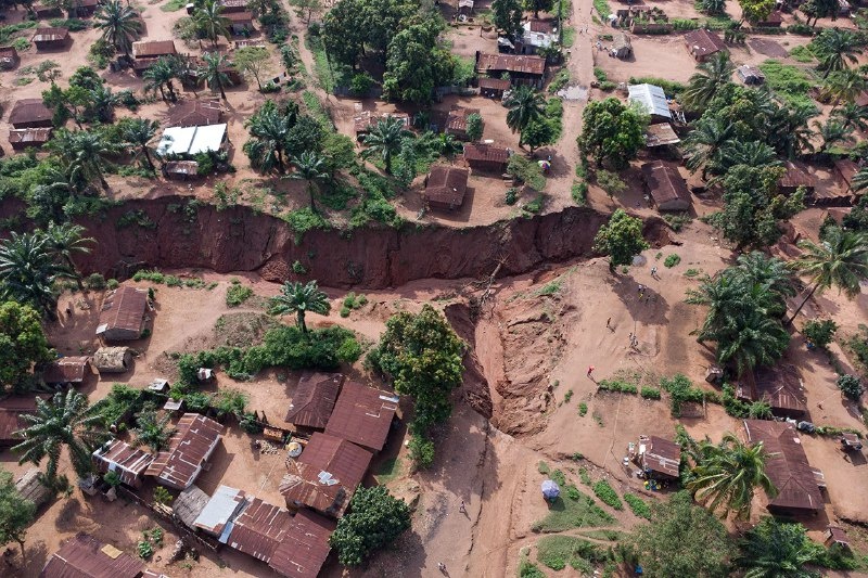 Проявление овражной эрозии в населенном пункте в ДРК