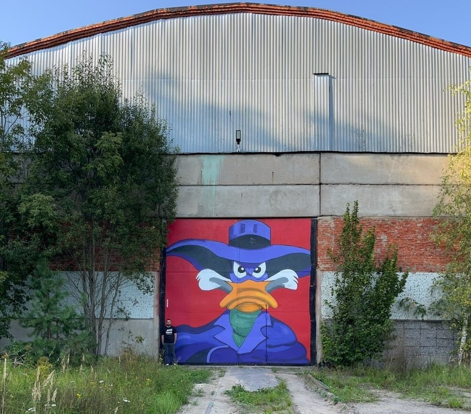    Граффити с Черным Плащом появилось на ангаре в Кондрово.