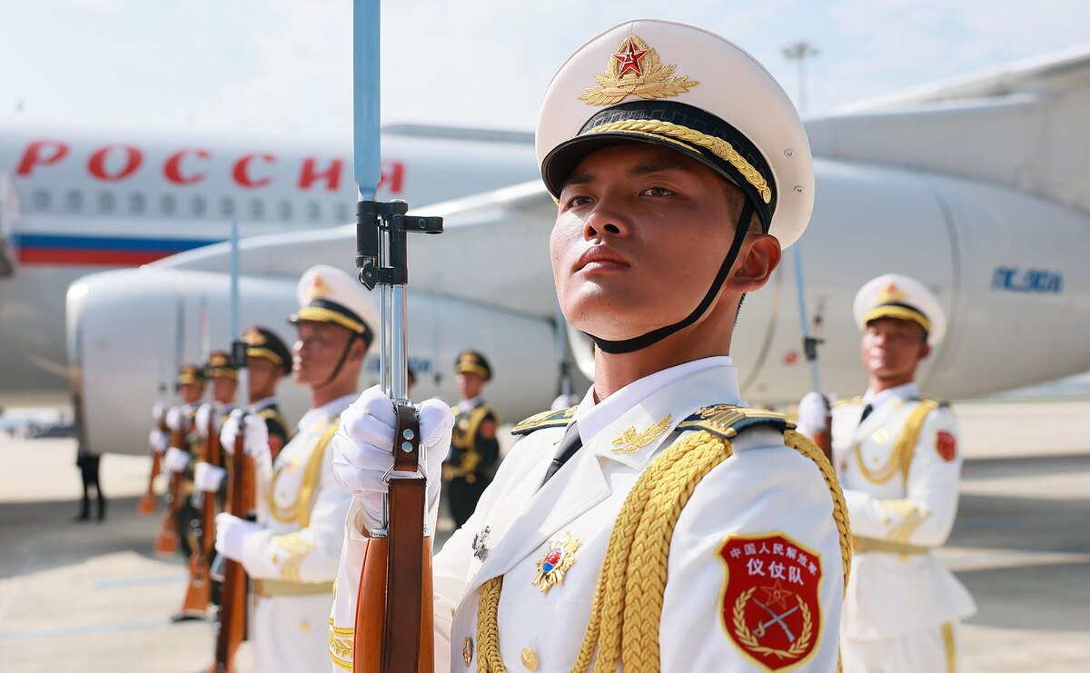Китайский почетный караул встречает Президента России Владимира Путина в аэропорту Тяньцзиня в Китае в воскресенье, 31 августа 2025 года, фото:Администрация президента России, через Legion Media