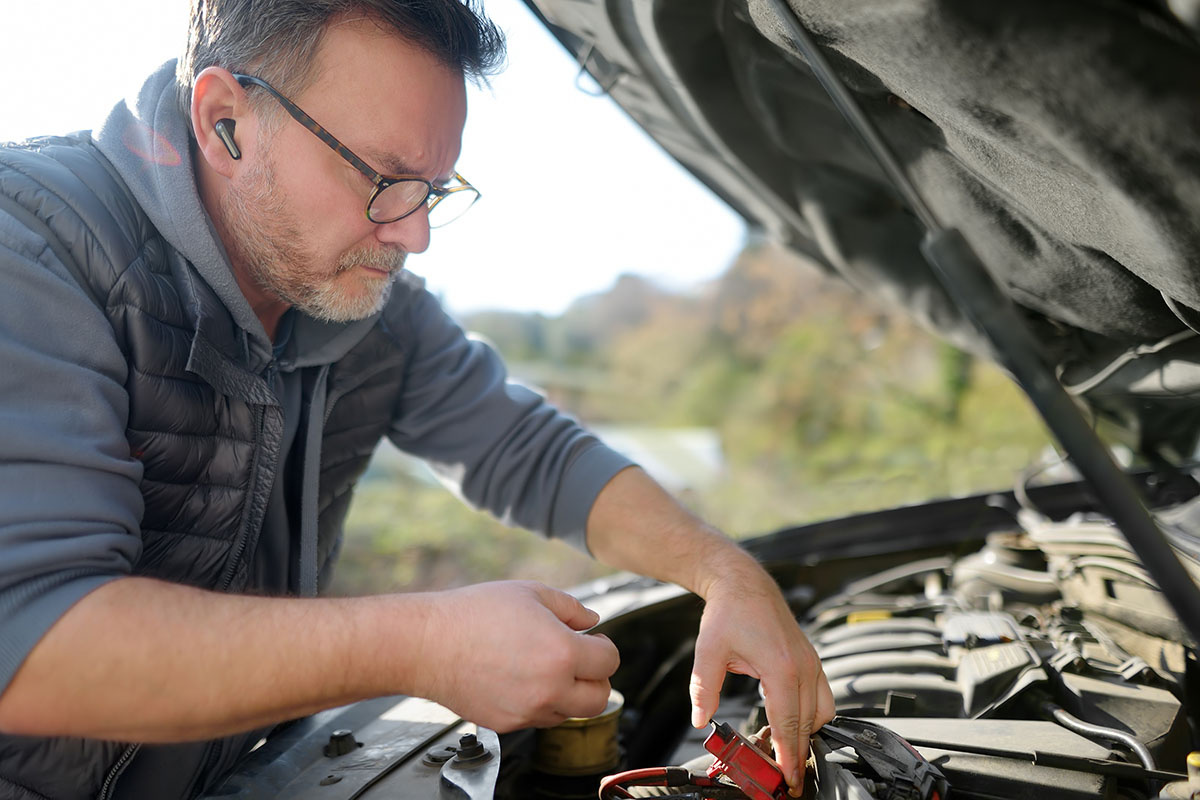 Если не хотите проверять все самостоятельно, запишитесь на техосмотр в автосервис. Источник: Maria Sbytova / Shutterstock / FOTODOM📷
