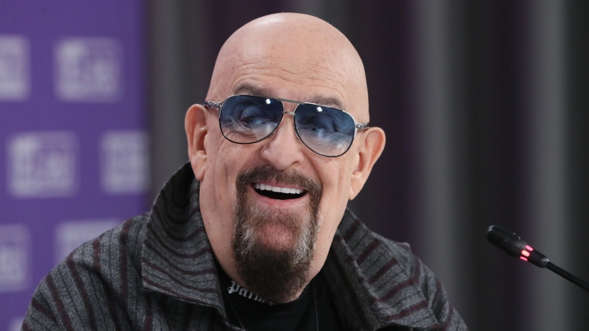    Россияне скупают вещи с фотографиями Шуфутинского. Фото: Petrov Sergey / news.ru / www.globallookpress.com