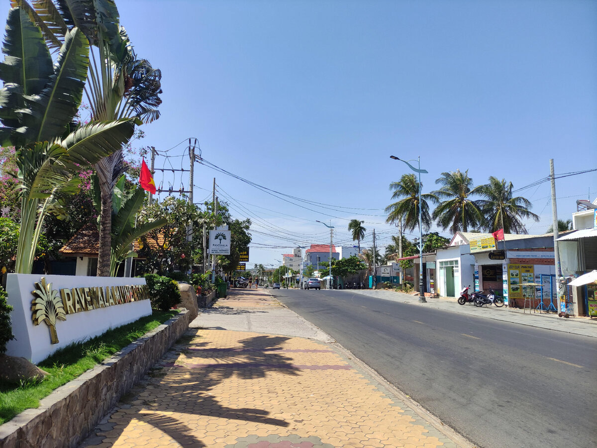 Муйне – это курортный город на юго-востоке Вьетнама, на побережье Южно-Китайского моря. Благодаря ветреной погоде в сухой сезон его песчаный пляж с пальмами особенно популярен среди любителей виндсерфинга, кайтсерфинга, парусного спорта и других водных развлечений. В Муйне много отелей, ресторанов и магазинов, поэтому здесь любят проводить выходные жители города Хошимин