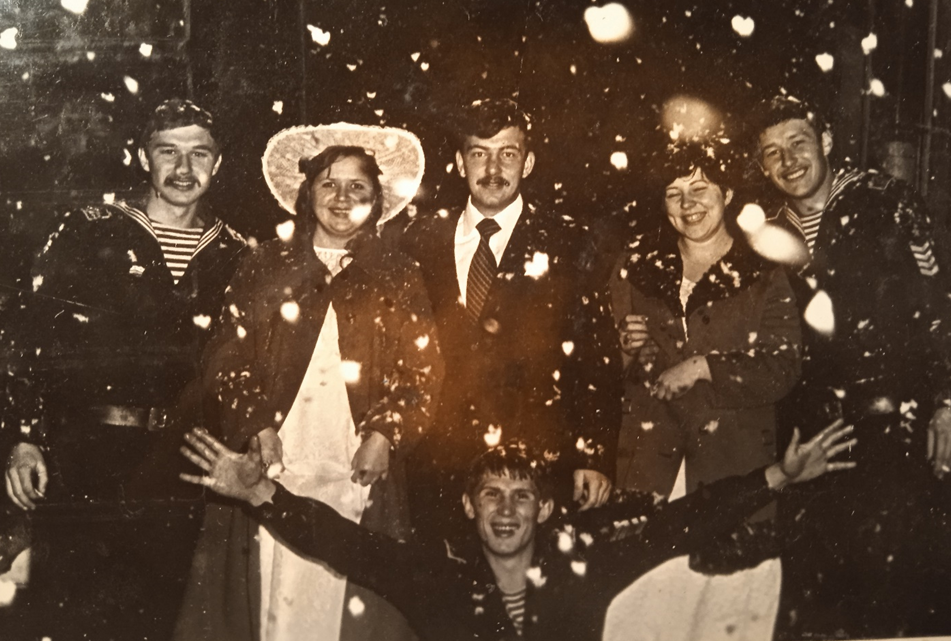 чудесный кадр с первым снегом. Удивительно даже. Ни одно лицо не закрыто снежинкой.