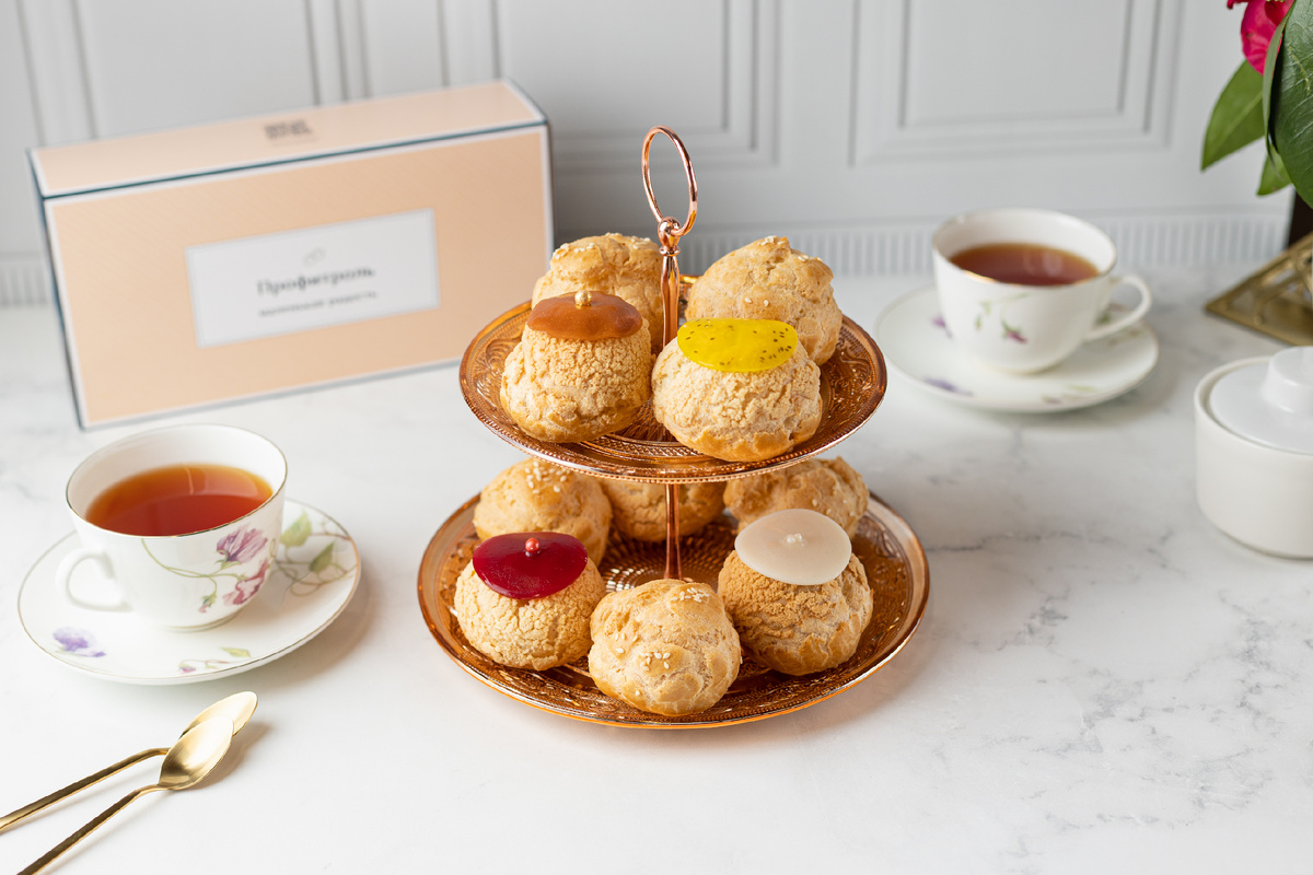 Профитроли с сытными и салатными начинками идеально впишутся в офисный стандарт угощений: эстетично, можно есть руками, и не придется мыть посуду.