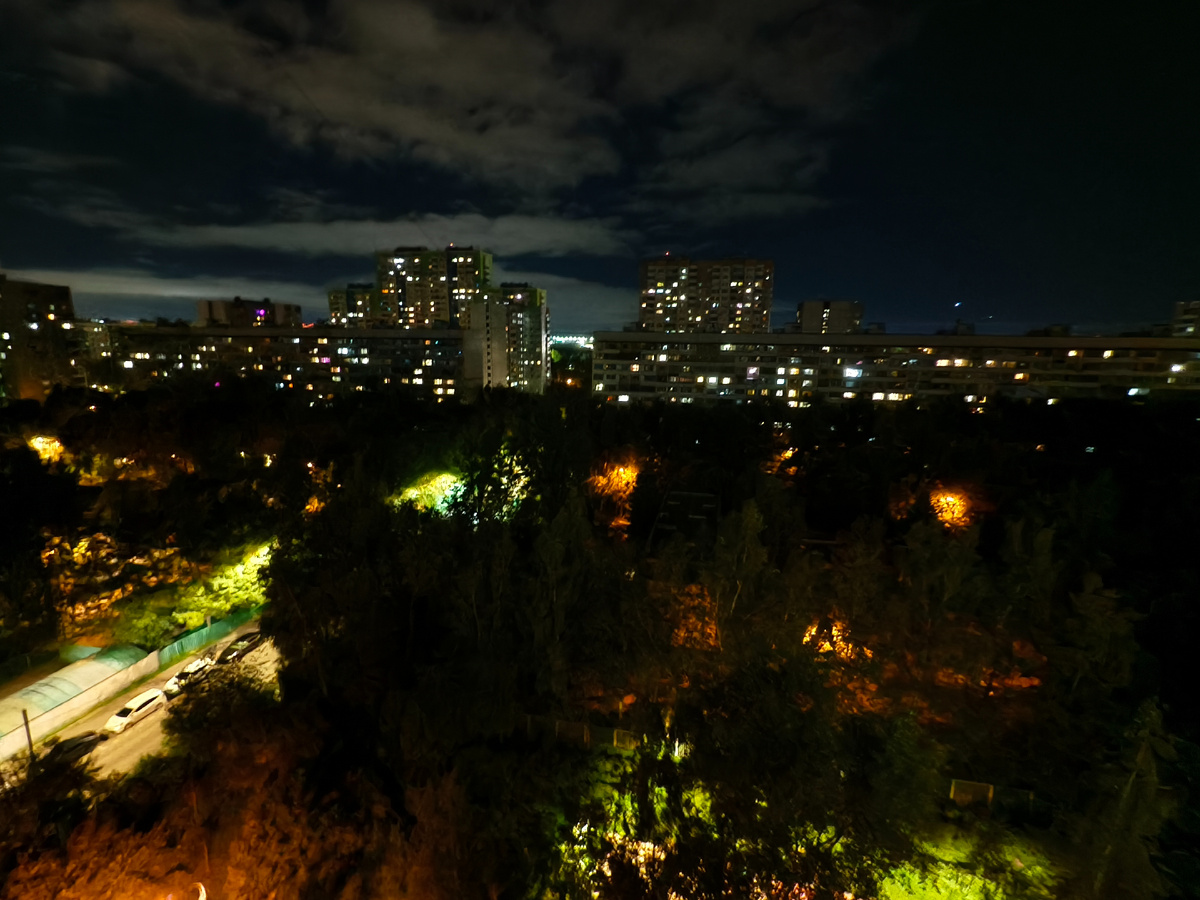 Вечером заметно падает детализация и общее качество картинки. Сполшная размазня.