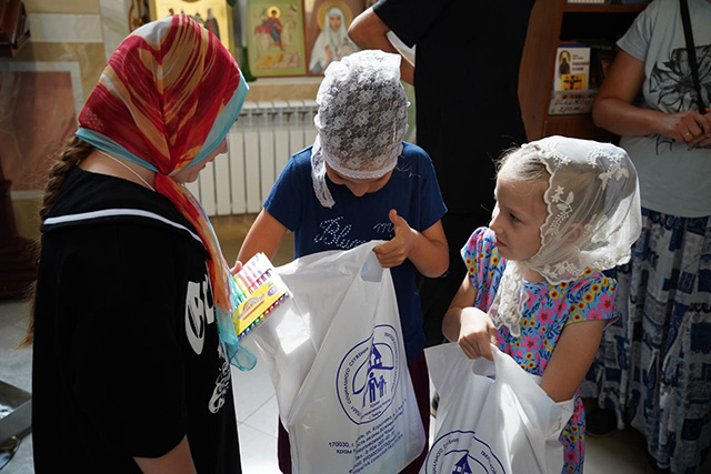 В Твери подарочные наборы к школе получили более 400 детей